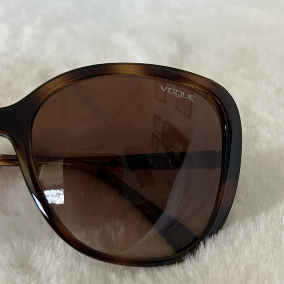 Vintage Authentic Vogue Brown Glasses
No scratches, good condition. - Picture 5 of 10